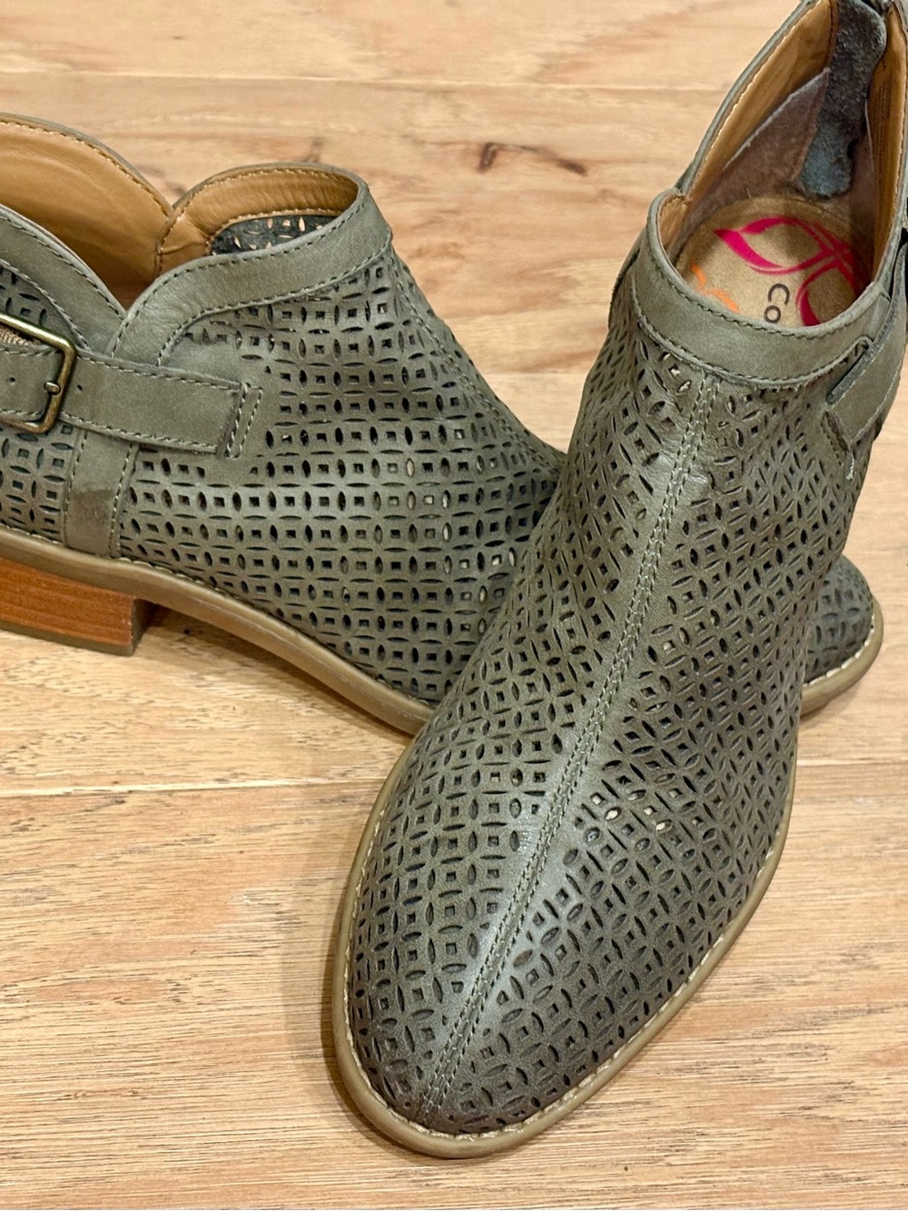 Comfortiva Cantara Leather Ankle Boots Gray Taupe Laser Cut 6.5M Buckle Zip